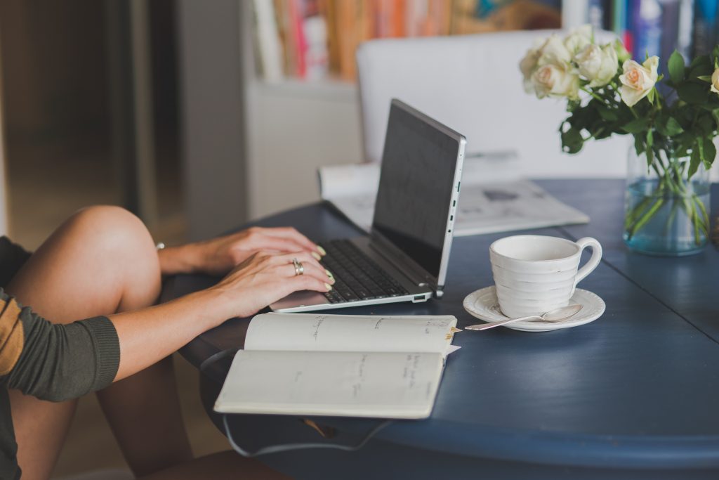 Titelbild: Person nutzt Online-Therapie von zu Hause aus
