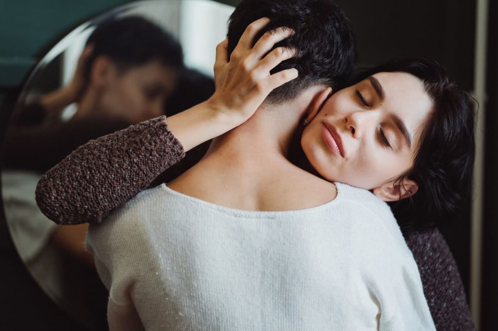 Titelbild: Frau lernt Umgang mit depressivem Partner
