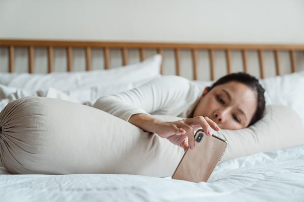Titelbild: Von Ghosting betroffene Frau schaut auf Handy